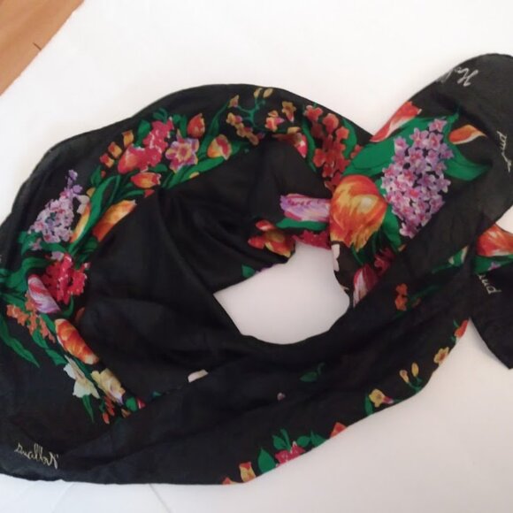 Holland: Multi color scarf. Measures approx. 33.5"x34.5". - Picture 4 of 4